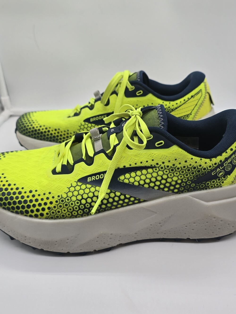 Brooks Mens Size 10 Caldera 6 Nightlife Titan Neon Running Shoes Volt Green